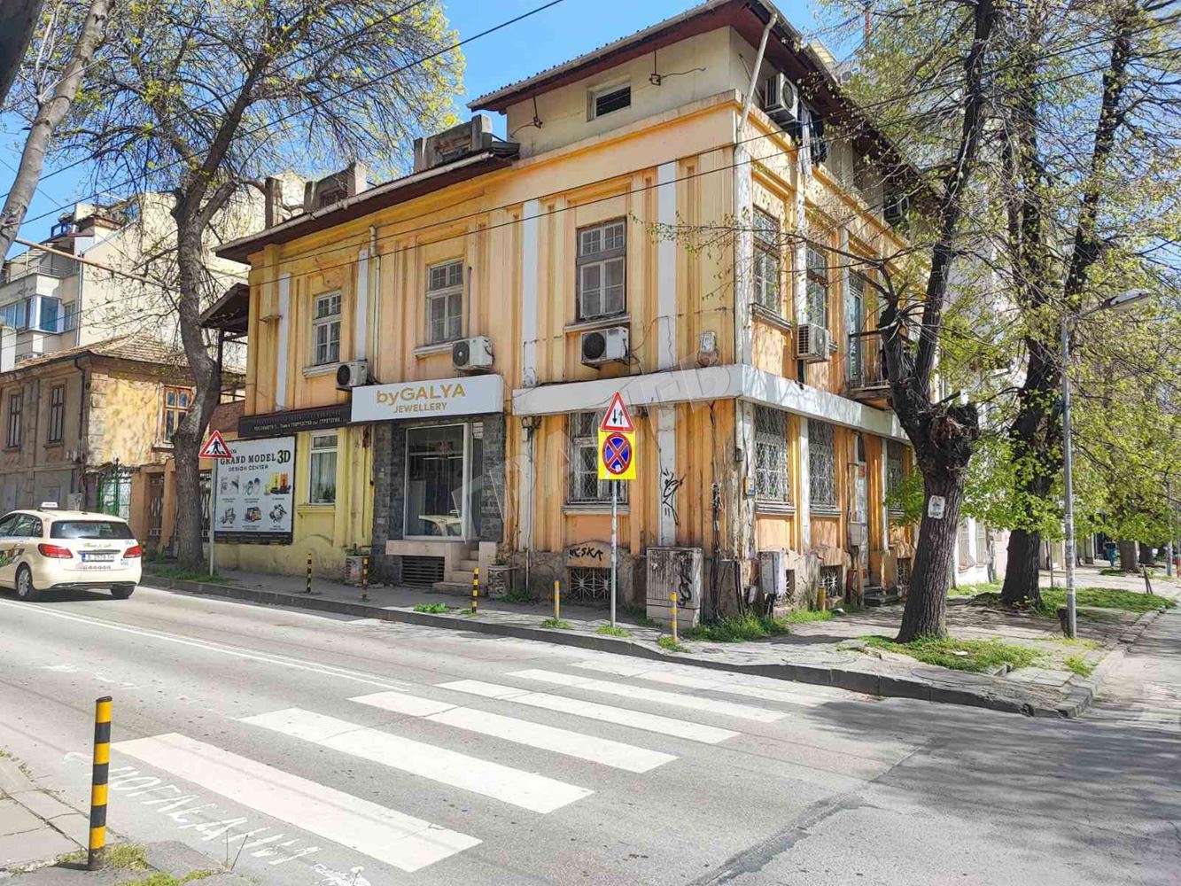 Магазин на оживена улица, зад Община Варна. - Агенция за недвижими имоти Варна - Екипът