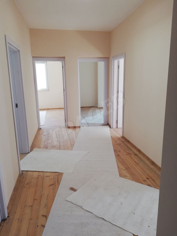 Етаж от къща със самостоятелен вход за двора и сградата - Агенция за недвижими имоти Варна - Екипът