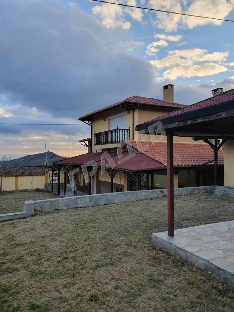 Нова къща в град Айтос с шест спални. - Агенция за недвижими имоти Варна - Екипът