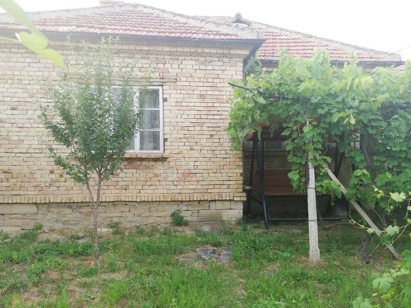 Хубава къща в с. Ягнило - Агенция за недвижими имоти Варна - Екипът