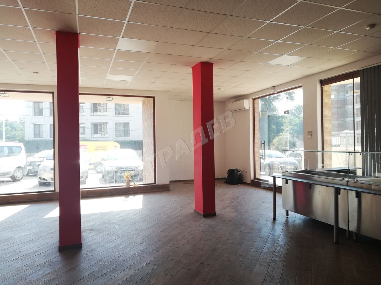 Заведение 250 кв.м. + тераса 180 кв.м. - Агенция за недвижими имоти Варна - Екипът