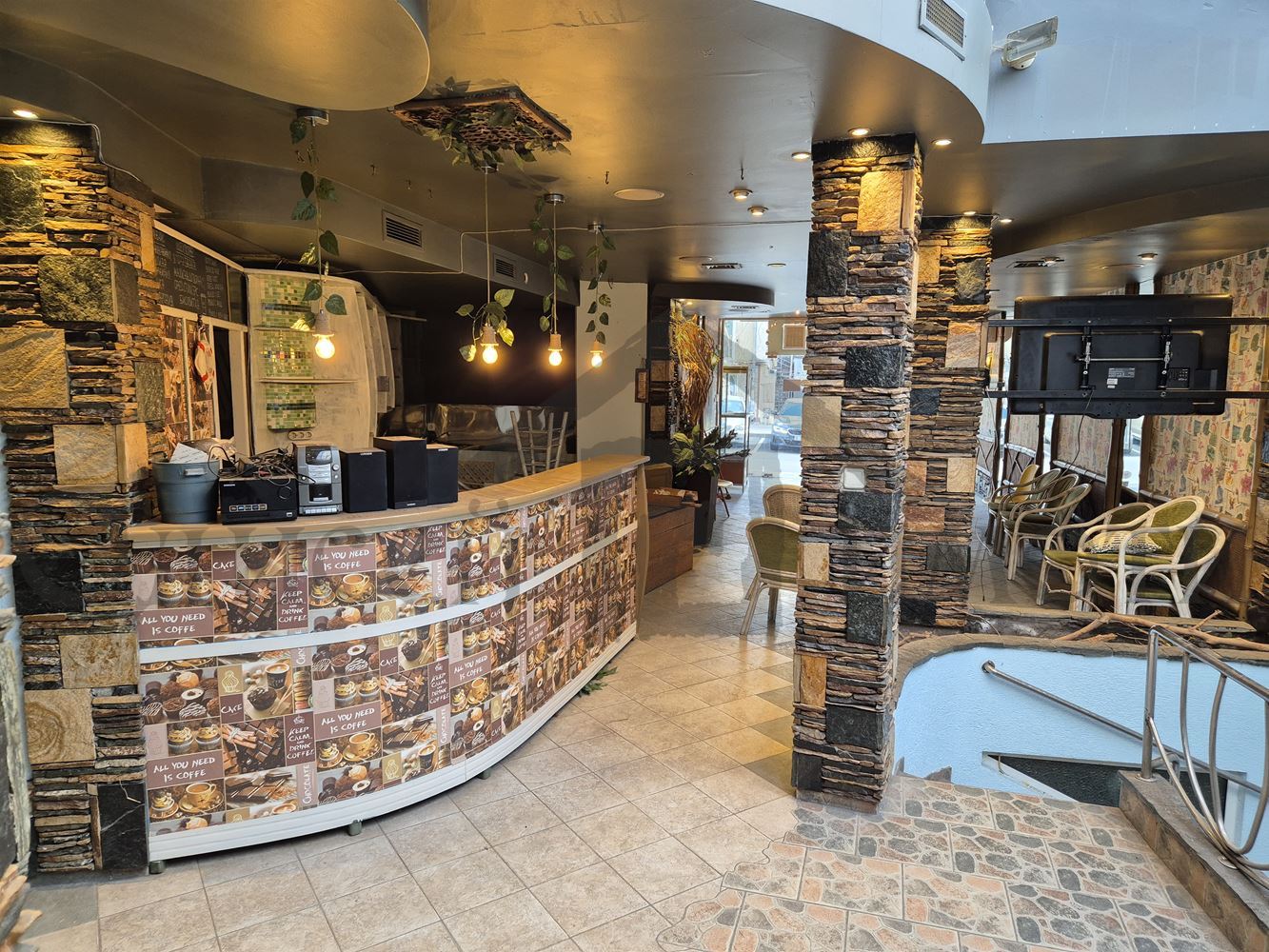 Помещение с лице на улица с човекопоток, ул.“БабаТонка“7 - Агенция за недвижими имоти Варна - Екипът, имот 2