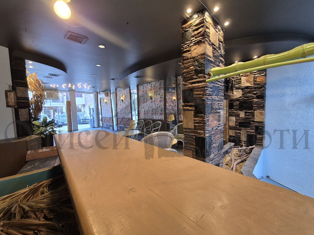 Помещение с лице на улица с човекопоток, ул.“БабаТонка“7 - Агенция за недвижими имоти Варна - Екипът