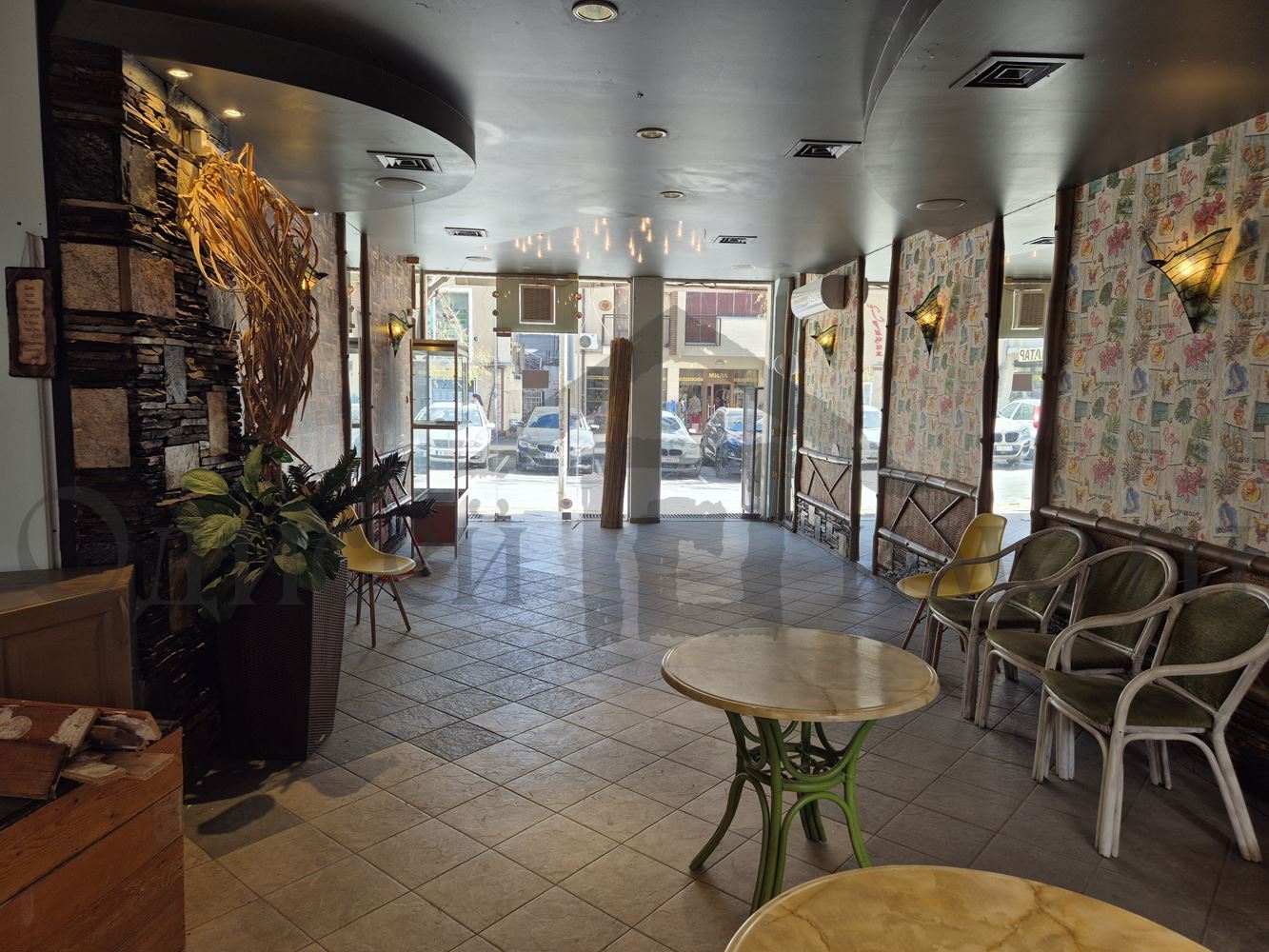 Помещение с лице на улица с човекопоток, ул.“БабаТонка“7 - Агенция за недвижими имоти Варна - Екипът, имот 3