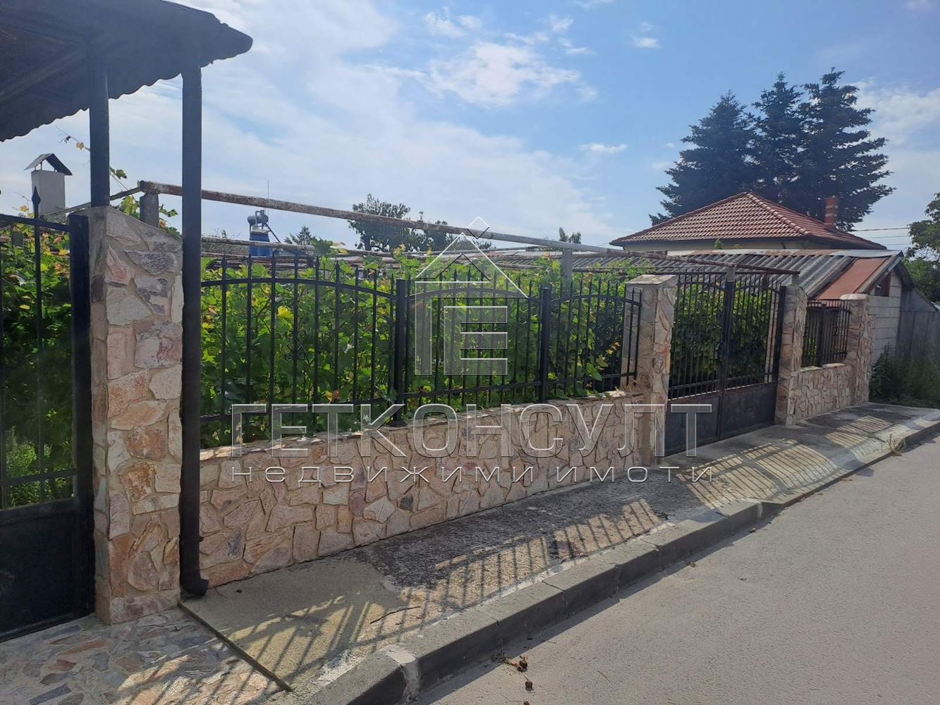 с.Бенковски, самостоятелна къща с образцов  двор - Агенция за недвижими имоти Варна - Екипът