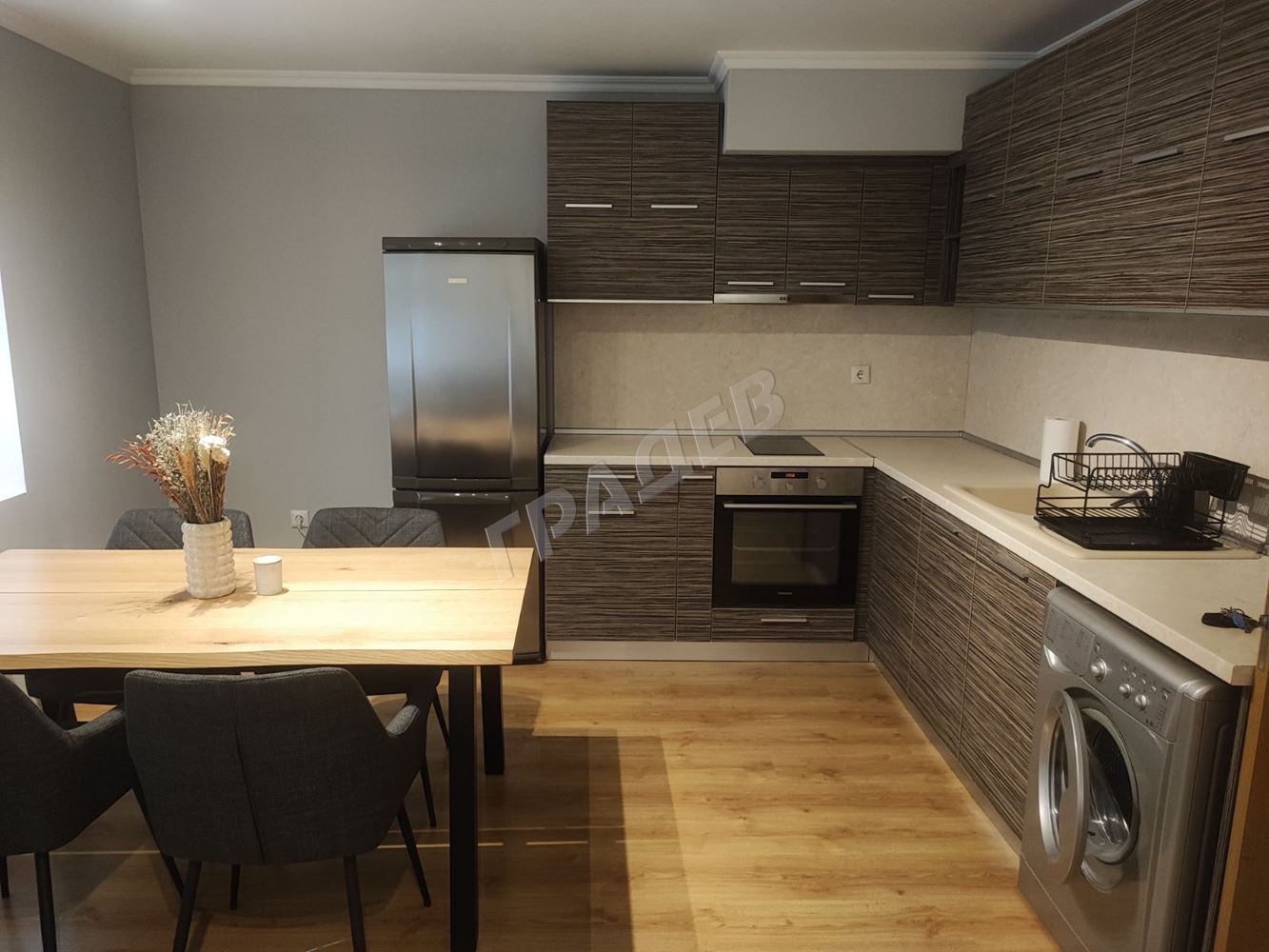 Тристаен апартамент в района на Чаталджа, до пазара на цветята. - Агенция за недвижими имоти Варна - Екипът