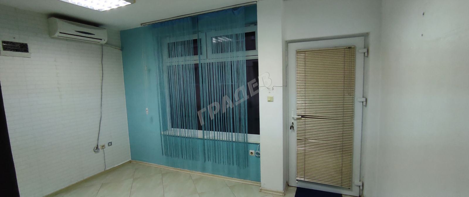 Партерно помещение на две нива под наем в района на Колхозен пазар - Агенция за недвижими имоти Варна - Екипът, имот 1