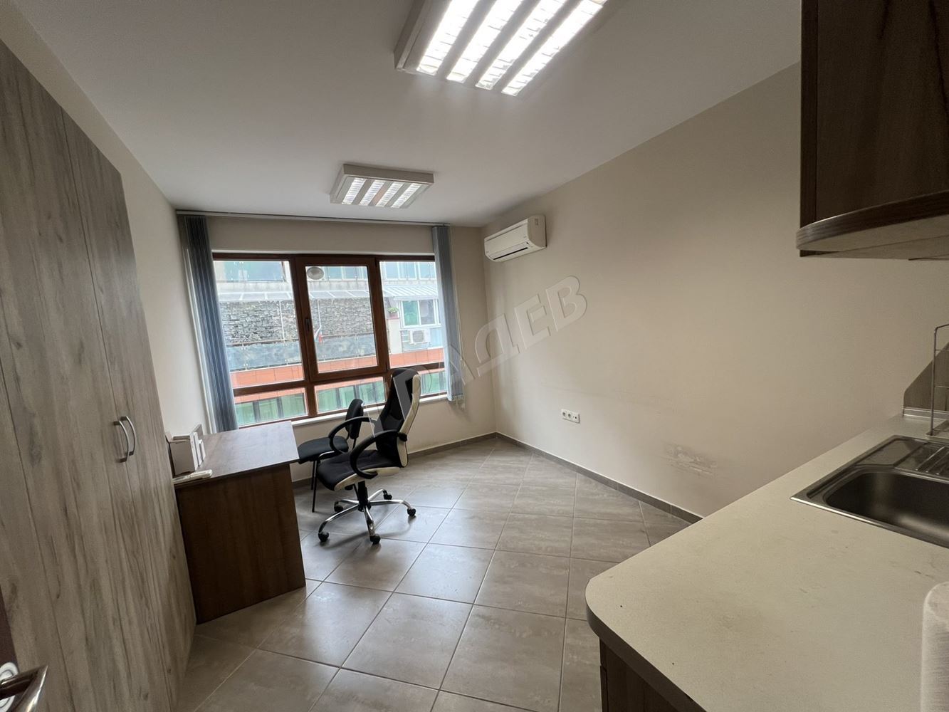 Офис в офис сграда - Агенция за недвижими имоти Варна - Екипът, имот 3