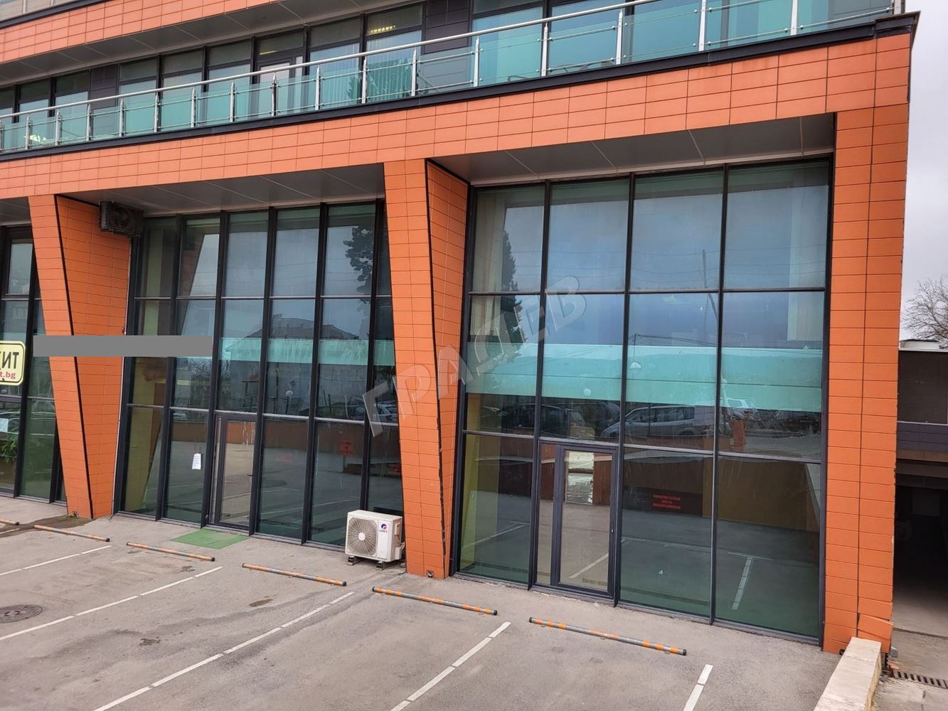 Търговско помещение под наем в района на м-т Пчелина - Агенция за недвижими имоти Варна - Екипът