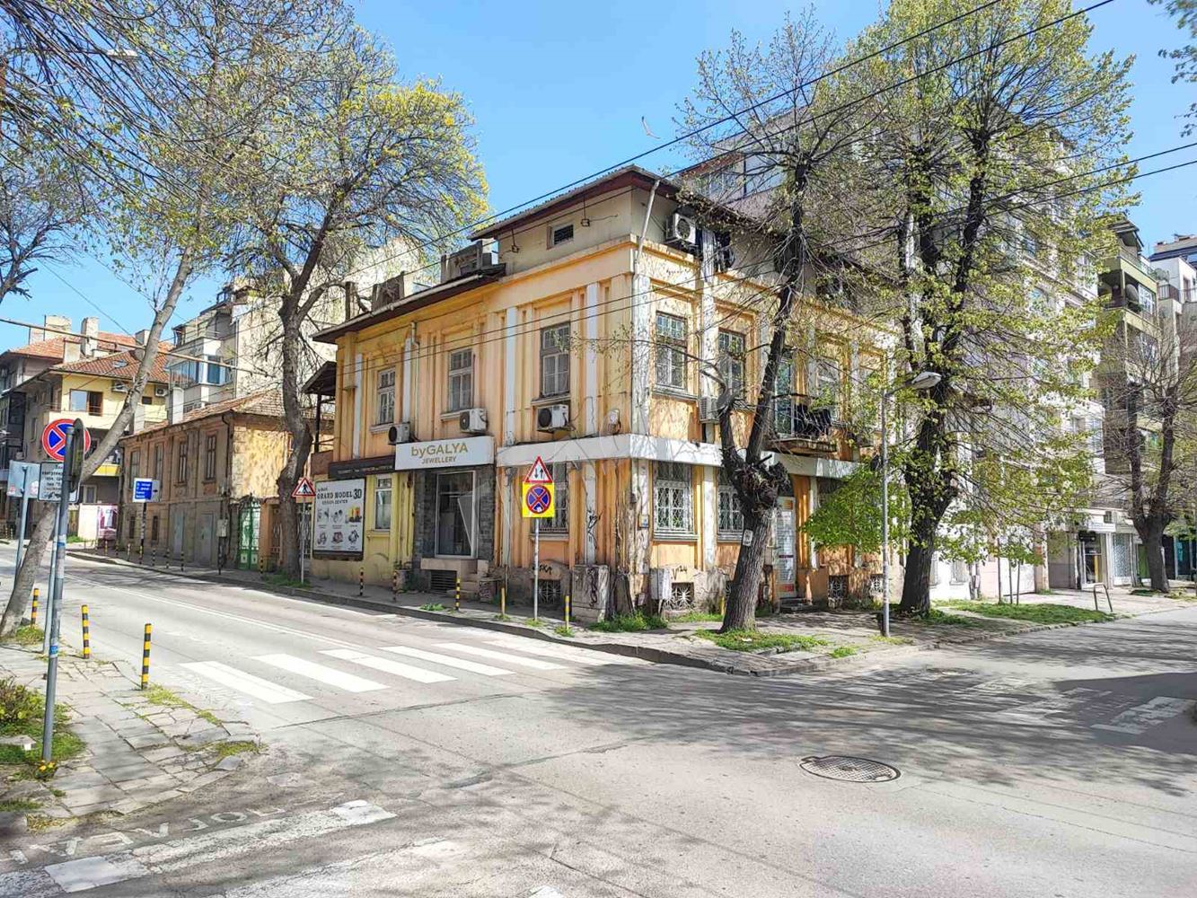 Офис  с магазин, зад Община Варна. - Агенция за недвижими имоти Варна - Екипът