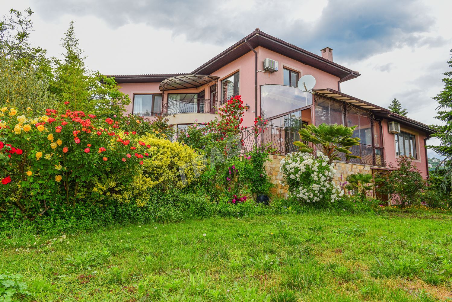 Къща с фронтална морска панорама, двор 1880 кв. м. и басейн в кв. „Бриз“ гр.Варна - Агенция за недвижими имоти Варна - Екипът, имот 1