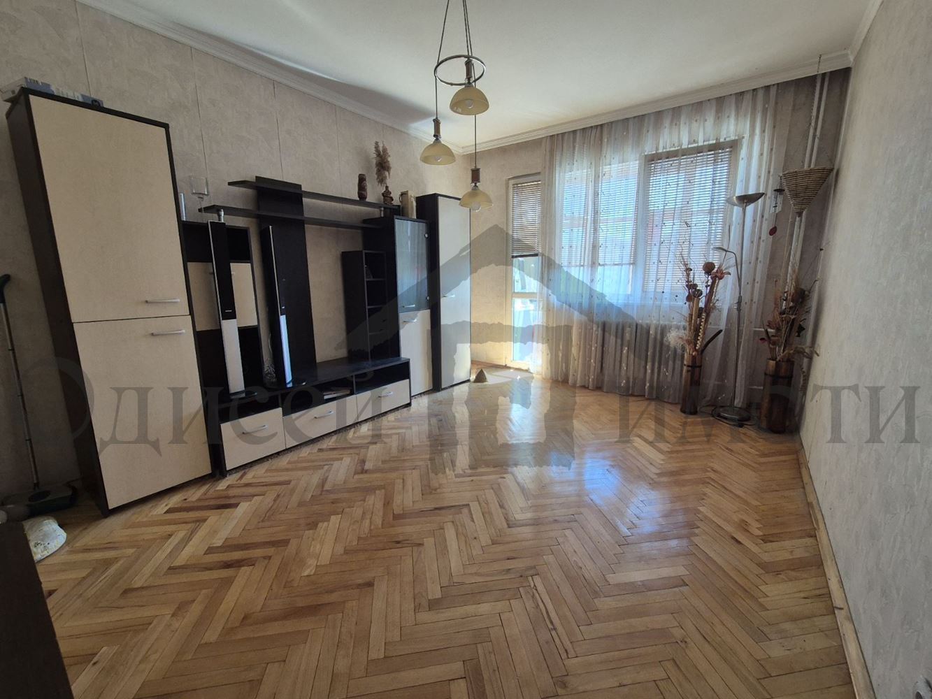 Три отделни стаи, реална площ - Агенция за недвижими имоти Варна - Екипът