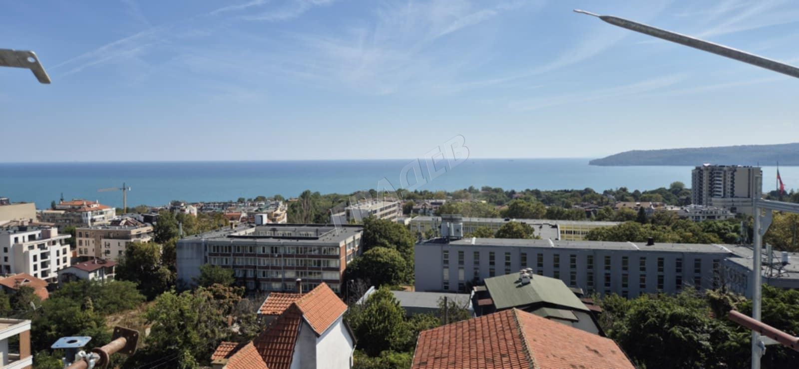 Тристаен апартамент с нескриваема морска панорама - Агенция за недвижими имоти Варна - Екипът