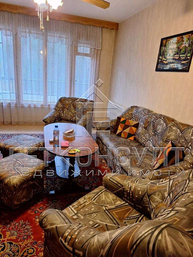 гр.Чепеларе, просторен, тристаен  апартамент за продажба - Агенция за недвижими имоти Варна - Екипът