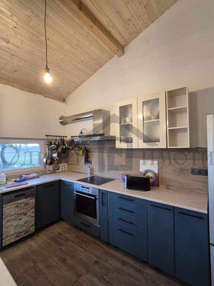 Еднофамилна къща с голям двор - Агенция за недвижими имоти Варна - Екипът