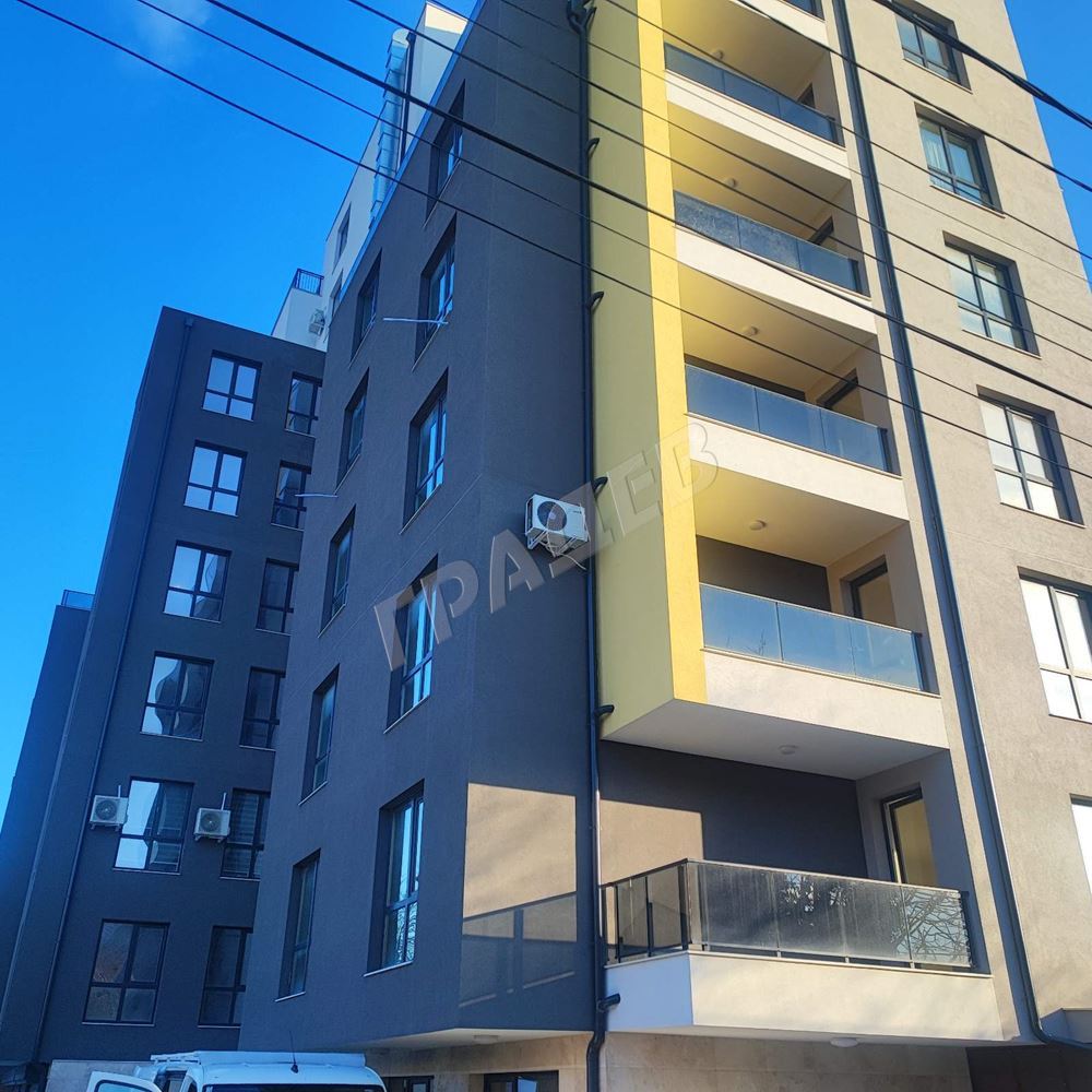 Тристаен апартамент в  горната част на Цветен квартал. - Агенция за недвижими имоти Варна - Екипът