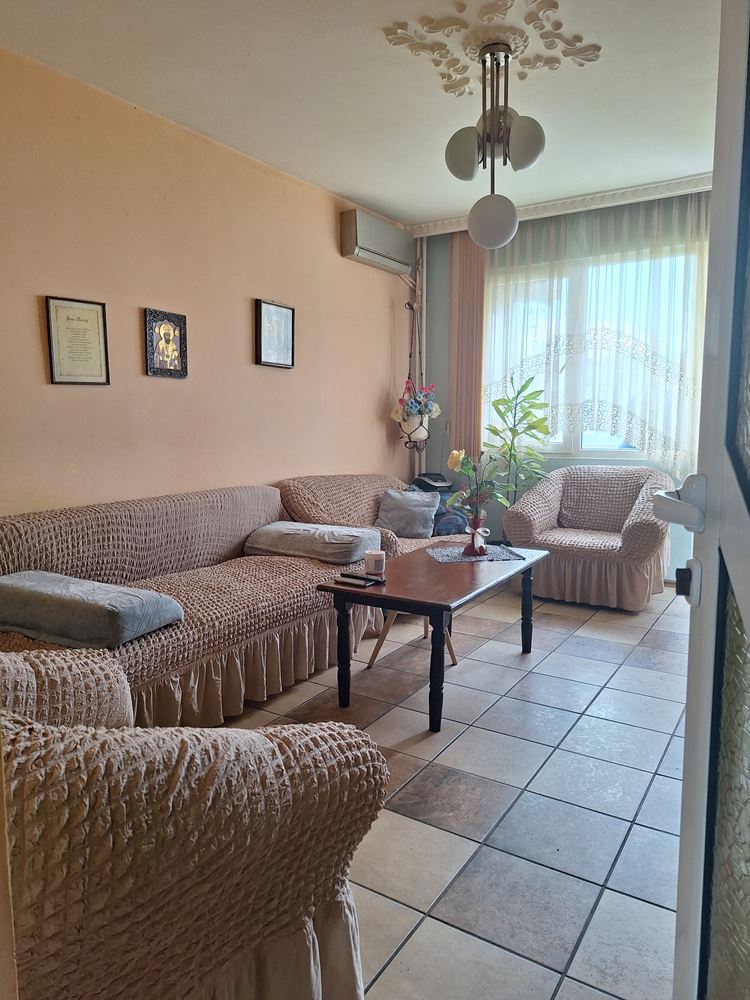 Слънчев 3-стаен апартамент, Възраждане 3 - Агенция за недвижими имоти Варна - Екипът