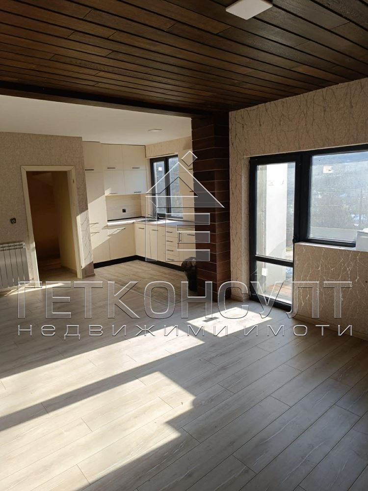 с.Долище, реновирана къща с двор 600 кв м - Агенция за недвижими имоти Варна - Екипът