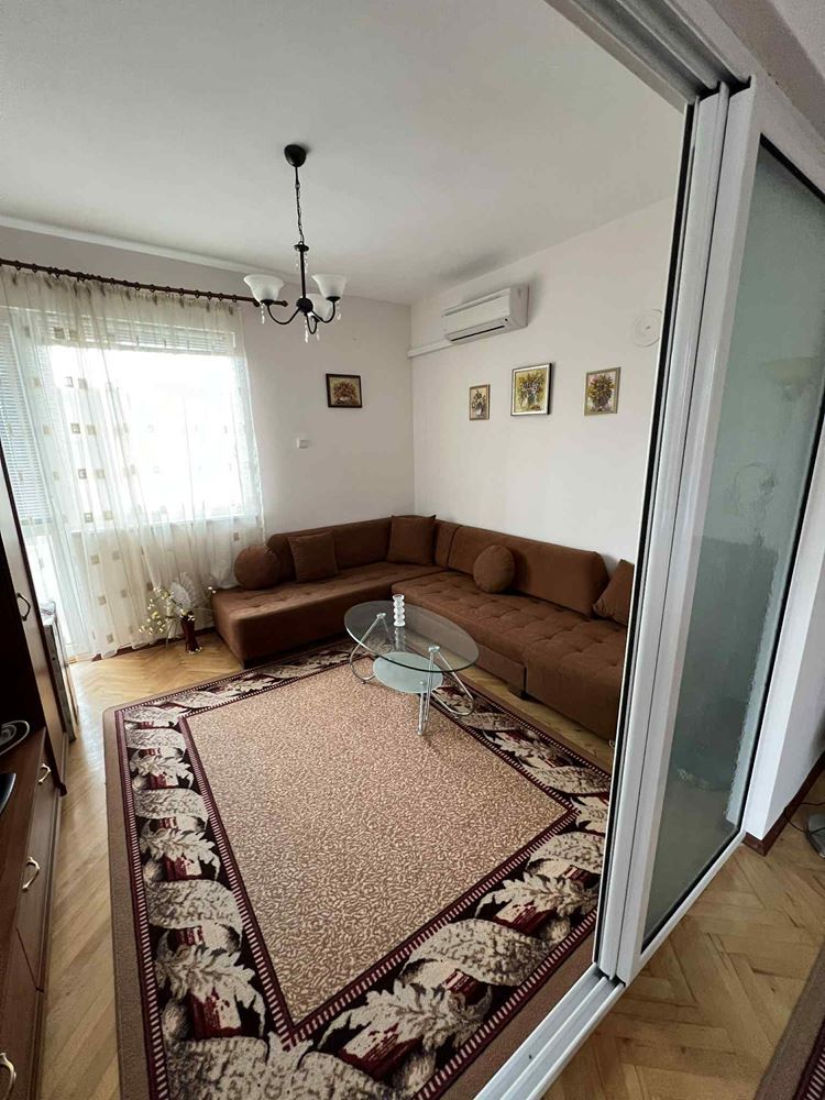 Под наем тристаен апартамент в идеален център на гр.Варна - Агенция за недвижими имоти Варна - Екипът, имот 1